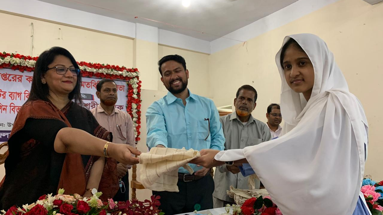 নাগরপুর বাজারে ‘পলিথিনমুক্ত’ পরিবেশ গড়তে জেলা প্রশাসকের উদ্যোগ