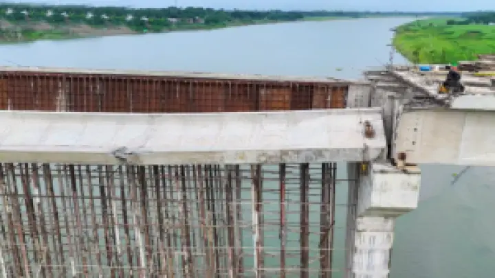 ভেঙে গেল ৬৩ কোটি টাকার নির্মাণাধীন সেতুর গার্ডার