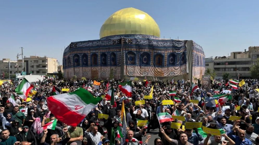   তেহরানের রেভ্যুলেশন স্কয়ারে জুমার নামাজের পর ইসরাইলের হামলার বিরুদ্ধে আন্দোলনে জড়ো হয়েছেন লাখো মানুষ। ছবি: আল-জাজিরা