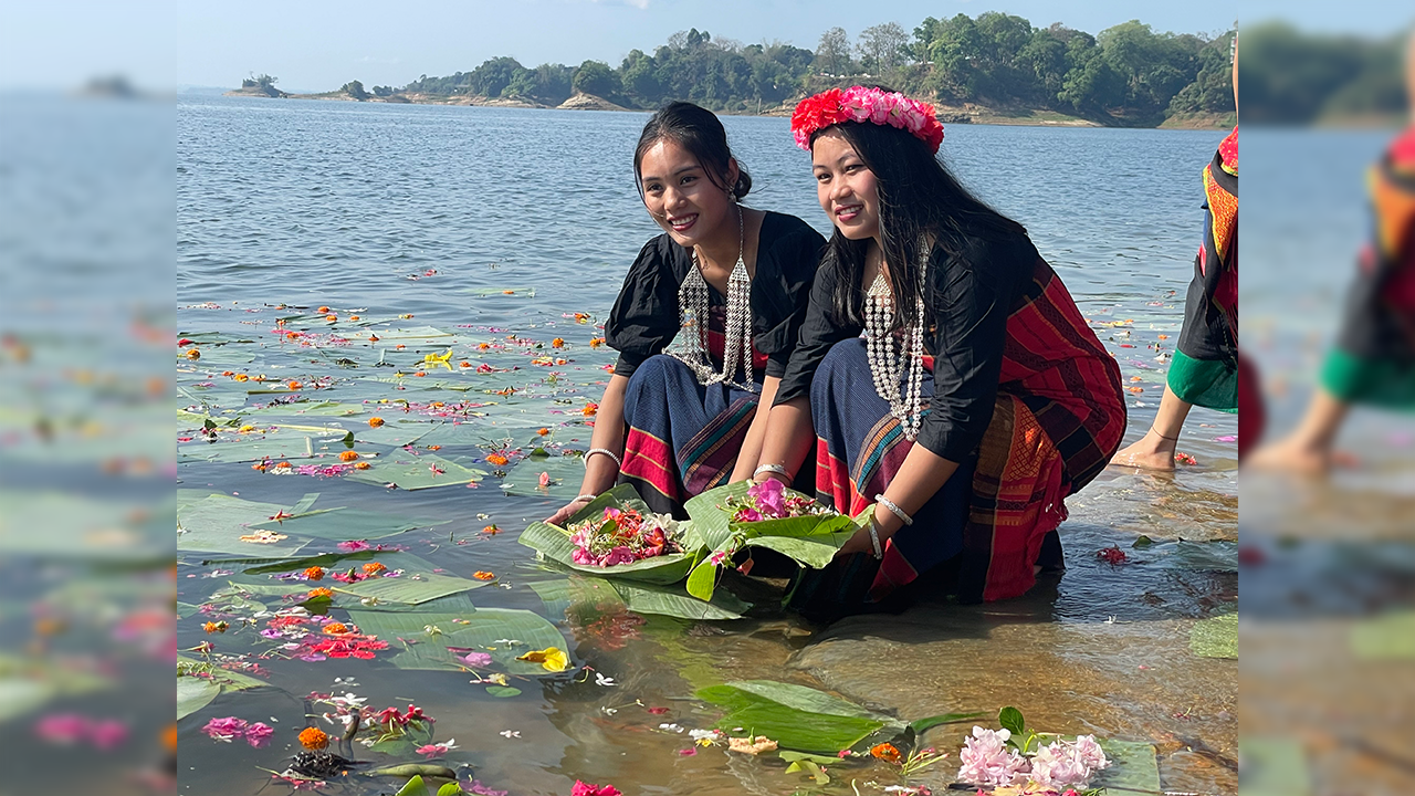  ফুল ভাসিয়ে শুরু হলো চাকমা বিজু উৎসব